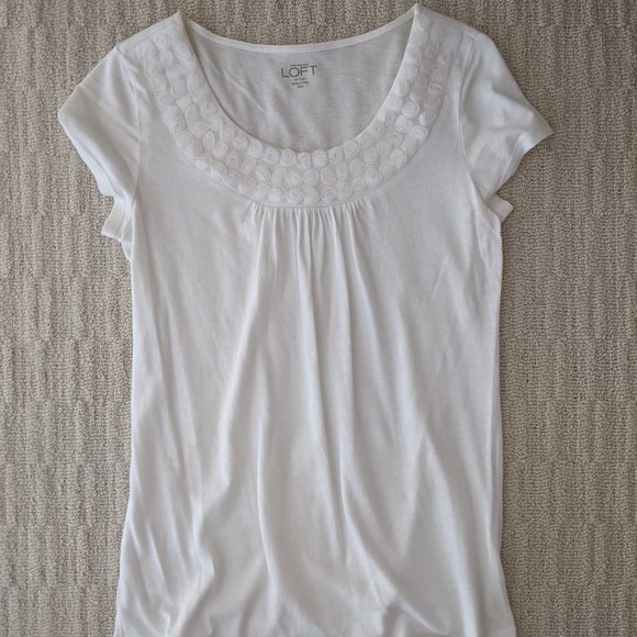 Ann Taylor LOFT white top with rosette detail - Picture 1 of 13